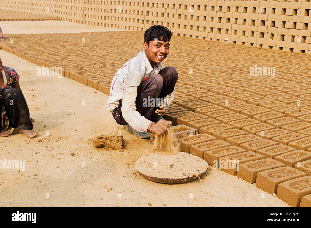 Arbeiter, der Junge die Ziegel im Werk Brick-Factory außerhalb Stockfoto