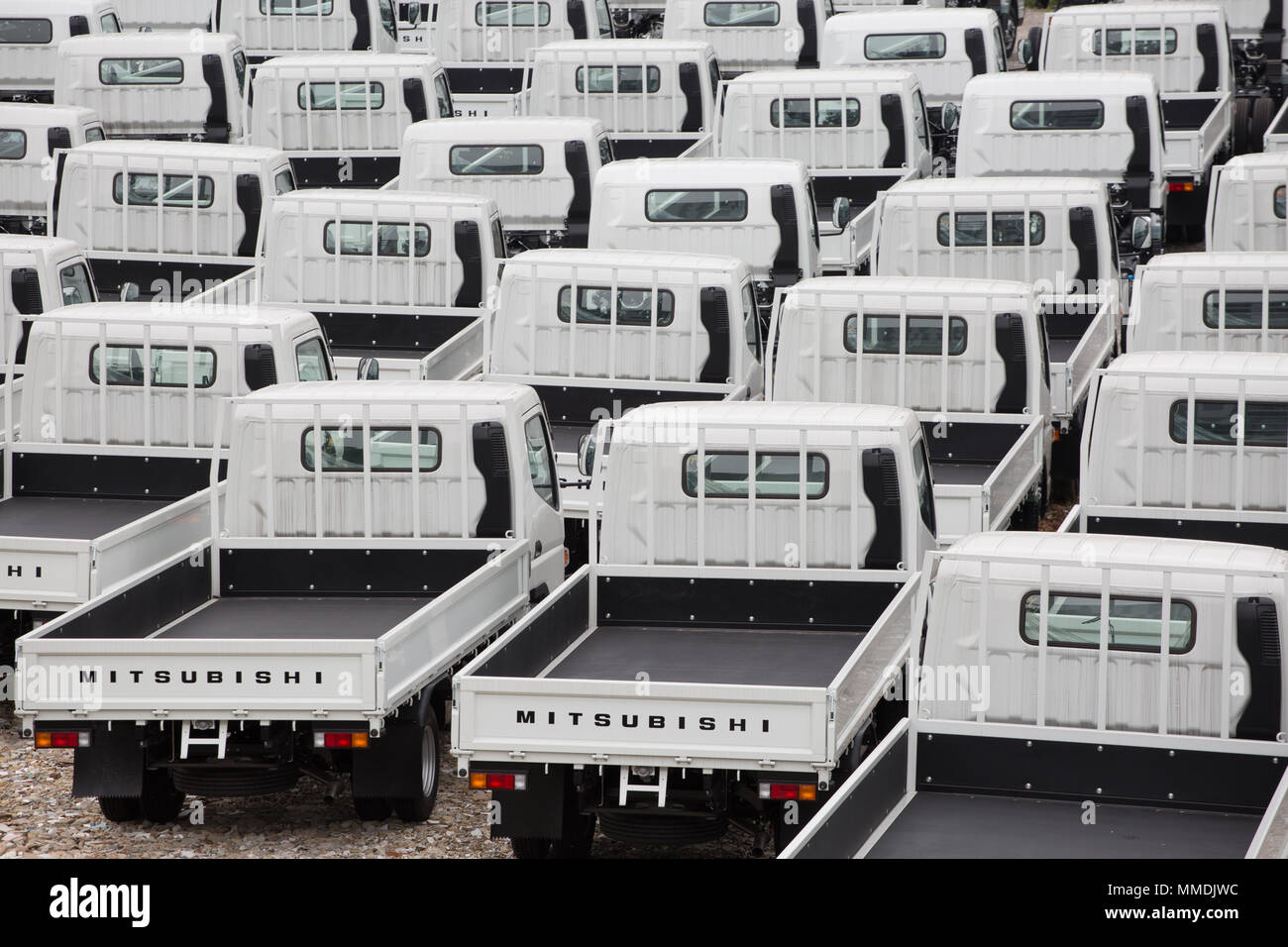 Nahaufnahme von Mitsubishi weiß Farbe Flurförderzeug geparkt zusammen. Stockfoto Nahaufnahme von Mitsubishi weiß Farbe Flurförderzeug geparkt zusammen. Stockfoto
