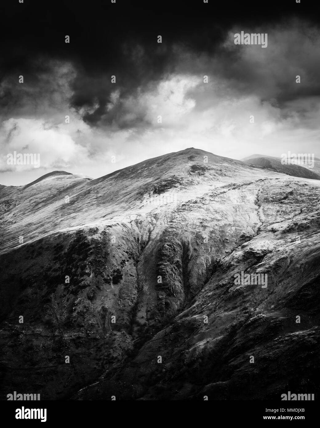 Vertikal/portrait Zusammensetzung der Glyder Fawr von Mount Snowdon in Schwarz und Weiß Stockfoto