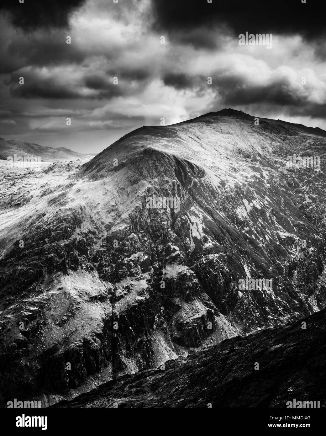 Vertikal/portrait Zusammensetzung der Glyder Fawr von Mount Snowdon in Schwarz und Weiß Stockfoto