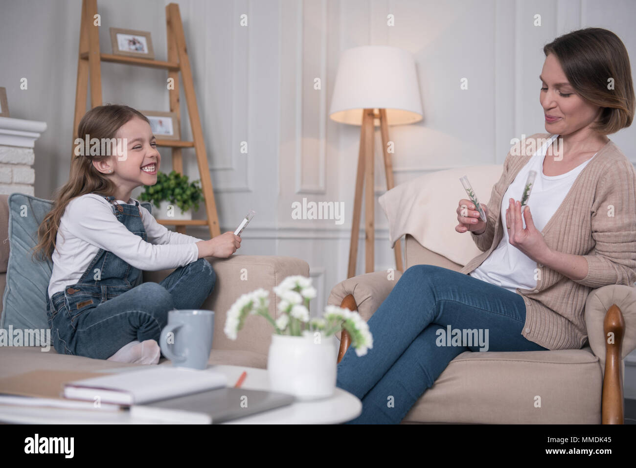 Alert Mama die Zeit mit ihrer Tochter Stockfoto