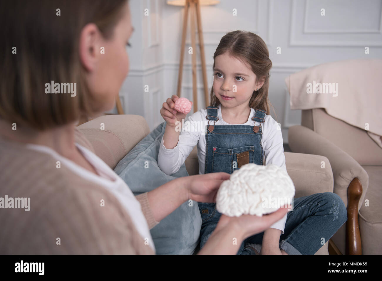 Inspiriert Mädchen lernen, wie das Gehirn funktioniert Stockfoto