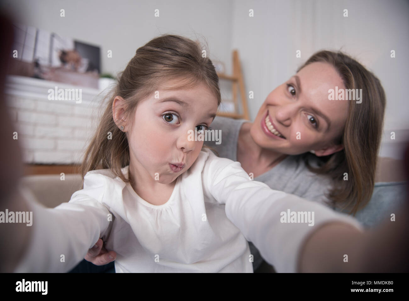 Alert Mama und Tochter selfies unter Stockfoto