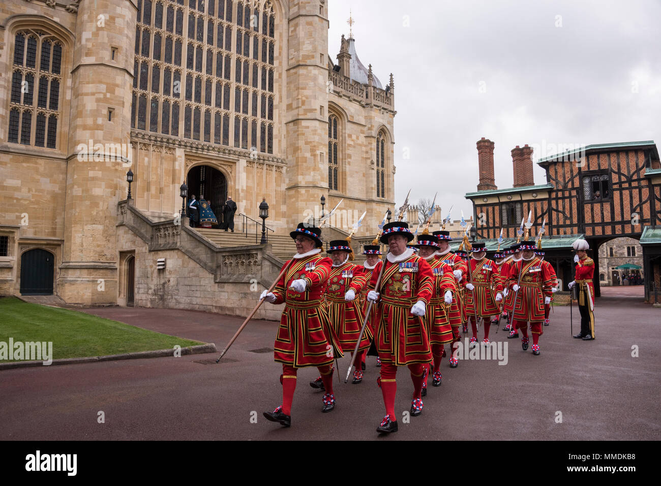 Die Yeomen der Guard März entfernt von St. George's Chapel in Windsor nach der Verteilung des Maundy Money von der Königin, 29. März 2018 Stockfoto