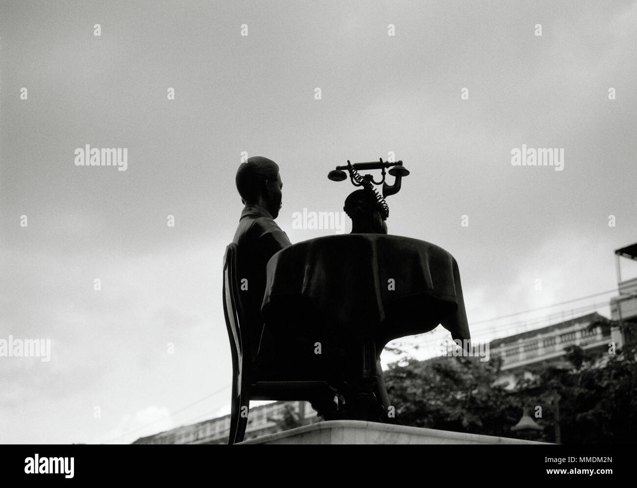 König Rama VII außerhalb des Art deco Central Grand Post Gebäude in Bangkok in Thailand in Südostasien im Fernen Osten. Geschichte Reisen B&W Stockfoto