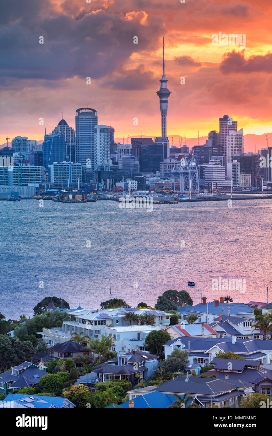 Auckland. Stadtbild bild Skyline von Auckland, Neuseeland bei Sonnenuntergang mit dem Davenport im Vordergrund. Stockfoto