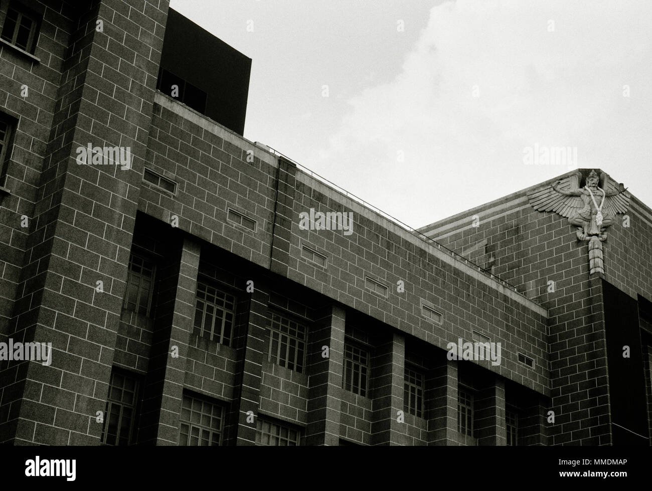 Die Art Deco Architektur des zentralen Grand Allgemeine Post Gebäude in Bangkok in Thailand in Südostasien im Fernen Osten. Reisen Geschichte B&W Stockfoto