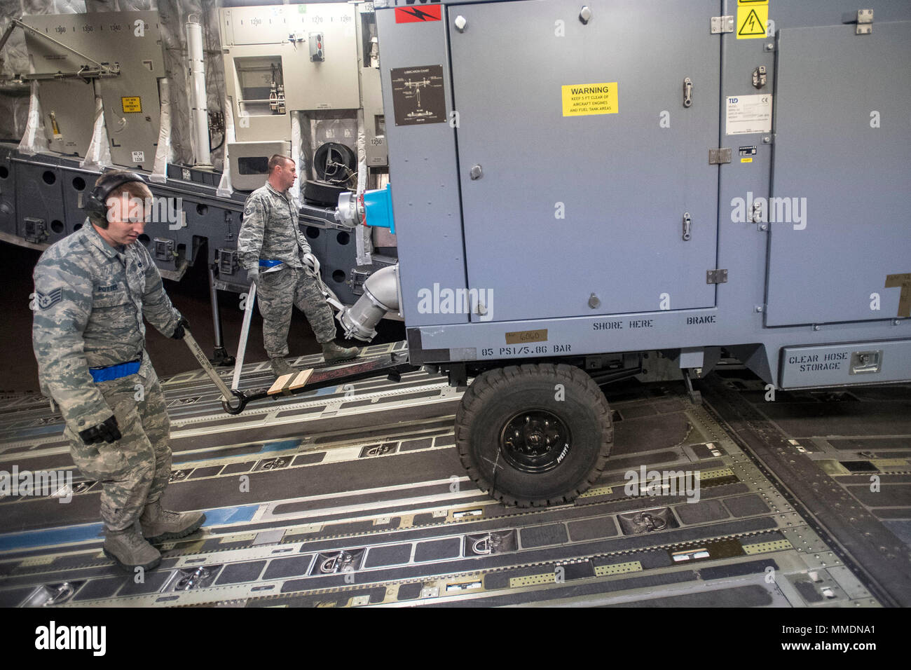 Staff Sgt. Samuel Potter, Vordergrund, und Staff Sgt. Jamie Gurgo, sowohl Air Force Reserve Air Transport Spezialisten der 67. Antenne Anschluss Geschwader zugewiesen, guide Fahrzeuge auf einem C-17 Globemaster III Flugzeuge bei Hill Air Force Base, Arizona, Okt. 13, 2017. Die Cargo verwendet zwei F-35A Lightning II Flugzeuge für die Seoul 2017 Internationale Luft- & Raumfahrt Ausstellung bestimmt ist, zu unterstützen. Die US Air Force unterstützt SEOUL ADEX 17 mit zwei F-35 Als, zwei F-22 s, drei A-10, C-17, C-130 J, B-1, einer KC-135, eine E-3, eine U-2 und einem RQ-4 Static Display und/oder Antenne demonstra Stockfoto