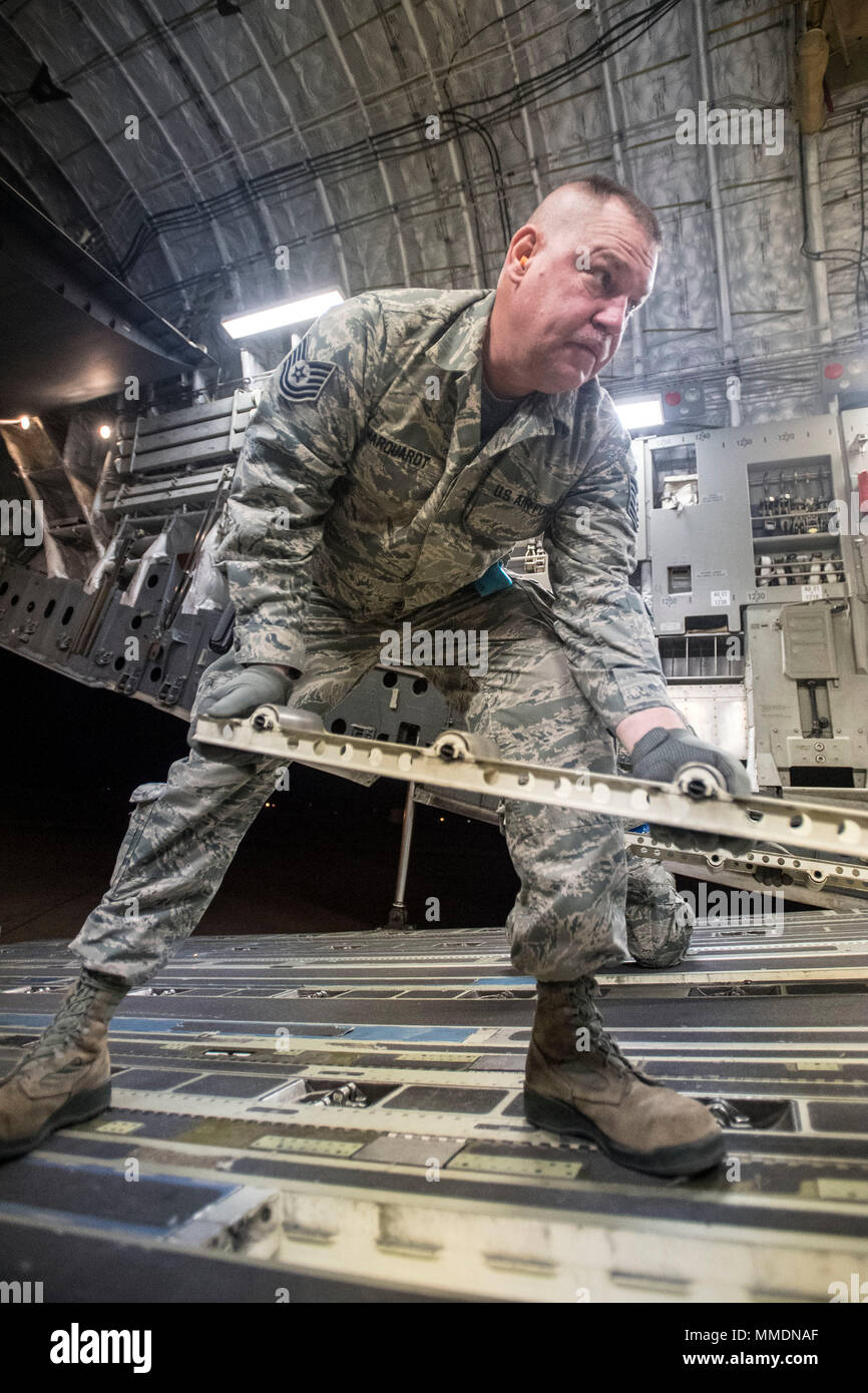 Tech. Sgt. Jay Marquardt, ein Air Force Reserve air transportation Specialist zu der 67. Antenne Anschluss Geschwader zugewiesen ist, konfiguriert das Deck eines C-17 Globemaster III Flugzeuge zu erhalten Lager Paletten Oktober 13, 2017, bei Hill Air Force Base in Utah. Marquardt und anderen Flieger geladene Ladung, die zwei F-35 Lightning II Flugzeuge im Seoul 2017 Internationale Luft- & Raumfahrt Ausstellung, im Nordosten Asiens größte Airshow teilnehmenden unterstützen wird. (U.S. Air Force Foto von Paul Holcomb) Stockfoto