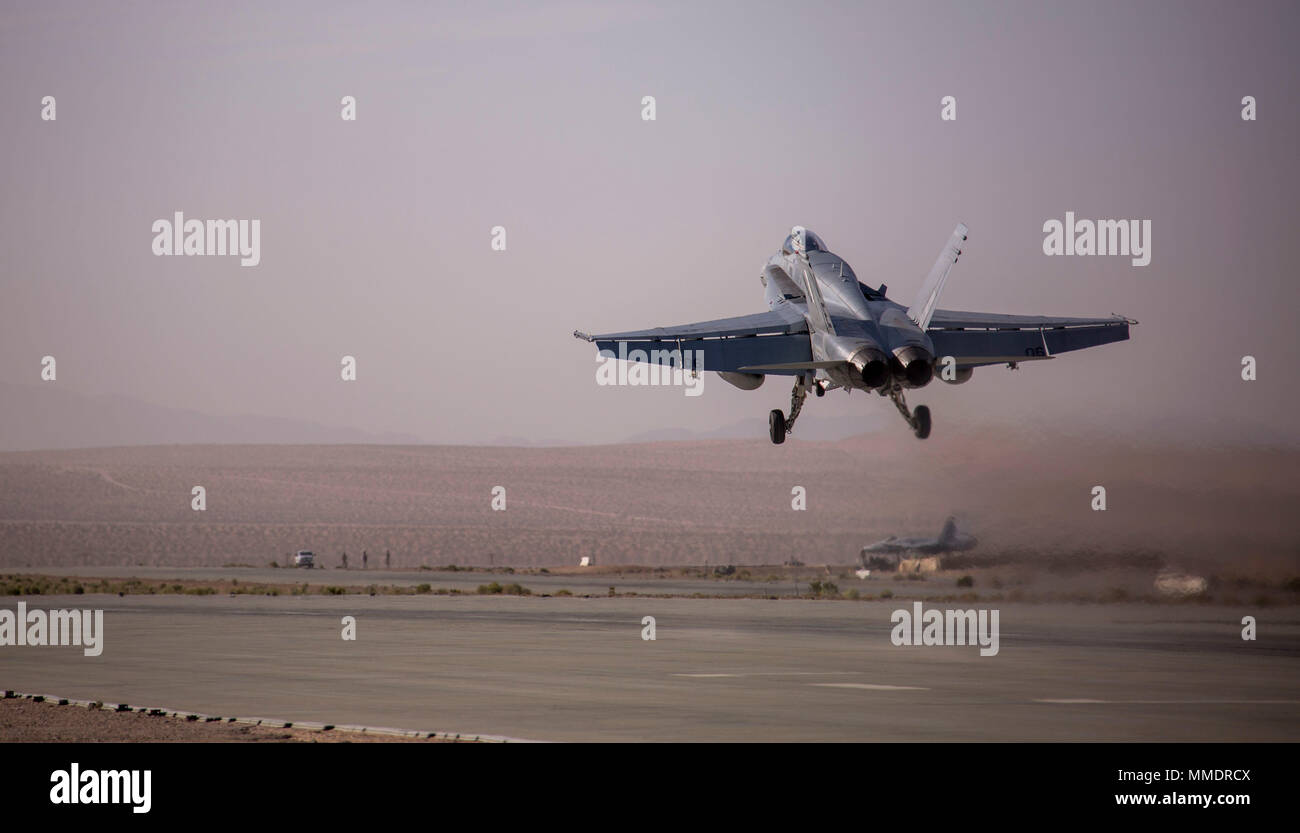 Eine F/A-18C Hornet, Marine Fighter Attack Squadron 115 zugewiesen ist, während integrierte Ausbildung Übung (ITX) 1-18 an Bord Marine Corps Air Ground Combat Center, Twentynine Palms, Calif., Okt. 20, 2017. ITX ist ein groß angelegtes, kombiniert - arme Training Übung zur Bekämpfung bereit Kräfte in der Lage, die als integrierte Marine Air Ground Task Force zu produzieren. (U.S. Marine Corps Foto: Staff Sgt. Kowshon Ye) Stockfoto