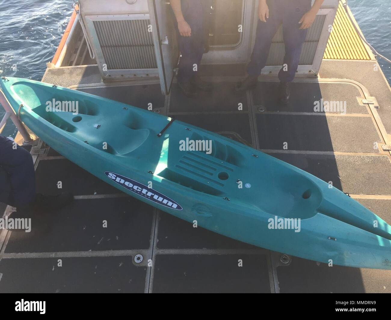 Die Küstenwache sucht die öffentliche Hilfe bei der Identifizierung der Besitzer eines unbemannten hilflos, blau Kajak aus Maalaea Hafen, Maui, Okt. 22, 2017. Jedermann mit Informationen, die helfen können, die Eigentümer der Kajak identifizieren wird gebeten, Sektor Honolulu bei 808-842-2600 in Verbindung zu setzen. (U.S. Coast Guard Foto/Freigegeben) Stockfoto