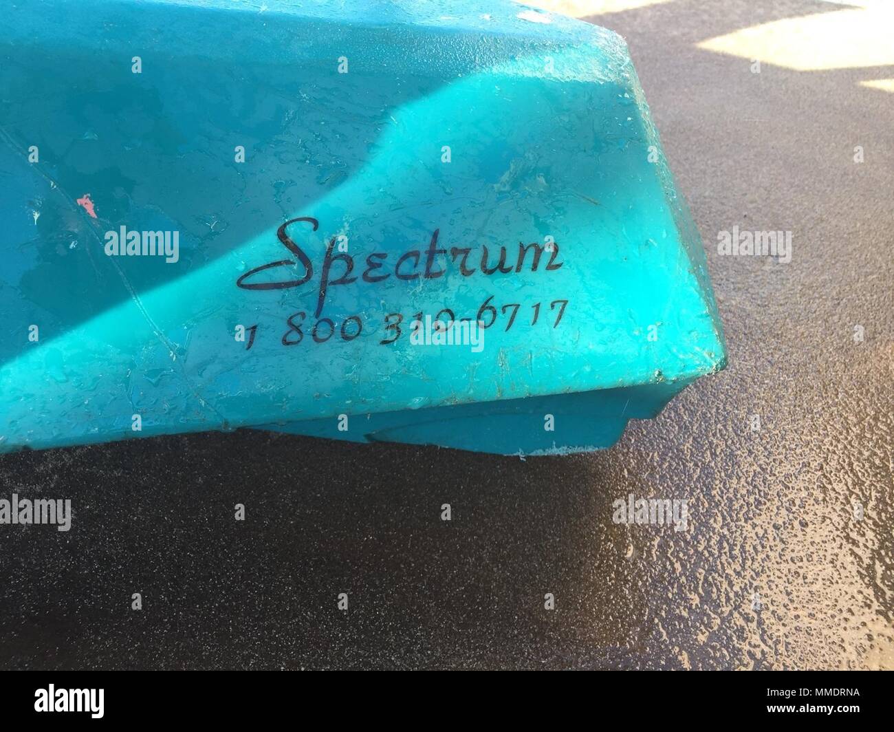 Die Küstenwache sucht die öffentliche Hilfe bei der Identifizierung der Besitzer eines unbemannten hilflos, blau Kajak aus Maalaea Hafen, Maui, Okt. 22, 2017. Jedermann mit Informationen, die helfen können, die Eigentümer der Kajak identifizieren wird gebeten, Sektor Honolulu bei 808-842-2600 in Verbindung zu setzen. (U.S. Coast Guard Foto/Freigegeben) Stockfoto