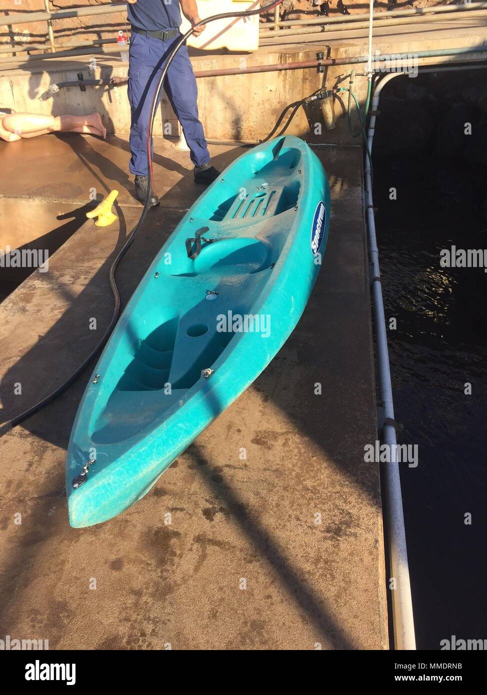 Die Küstenwache sucht die öffentliche Hilfe bei der Identifizierung der Besitzer eines unbemannten hilflos, blau Kajak aus Maalaea Hafen, Maui, Okt. 22, 2017. Jedermann mit Informationen, die helfen können, die Eigentümer der Kajak identifizieren wird gebeten, Sektor Honolulu bei 808-842-2600 in Verbindung zu setzen. (U.S. Coast Guard Foto/Freigegeben) Stockfoto