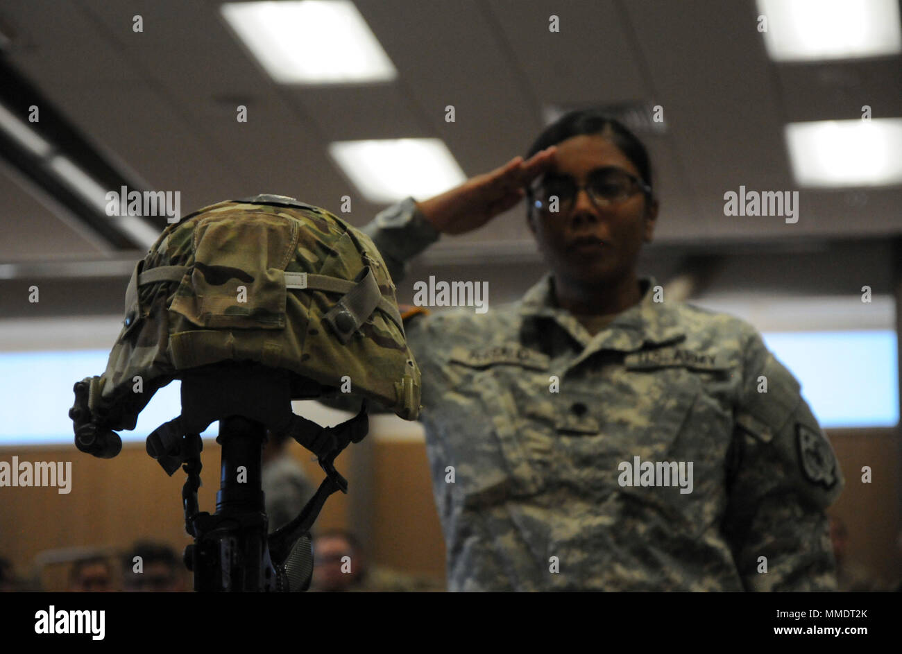 Ein Soldat zahlt Ihre letzte Ehre zu ersten Sgt. Charleston Hartfield, 100 Quartermaster Firma, 17 Spezielle Truppen Bataillon, 17 Sustainment Brigade, nach einem Gottesdienst in der Gedenkstaette North Las Vegas Readiness Center am 21. Oktober 2017 statt. Soldaten lobte Hartfield für seine mentorship, Führung und Freundschaft. Stockfoto