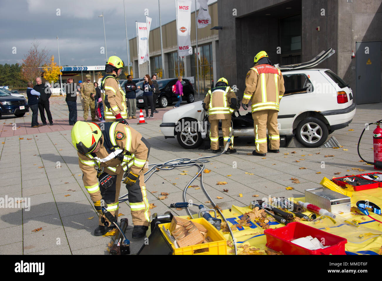 ANSBACH, Deutschland (Okt. 2010) 11, 2017) - - Beim Brandschutz Woche, U.S. Army Garrison Ansbach Feuerwehrmänner zeigen Evakuierung der gefangenen Person von einem Auto, mit einem Dummy. Die Veranstaltung fand vor, wenn die lokale Armee und Air Force Exchange Service Center. (U.S. Armee Fotos von Eugen Warkentin) Stockfoto