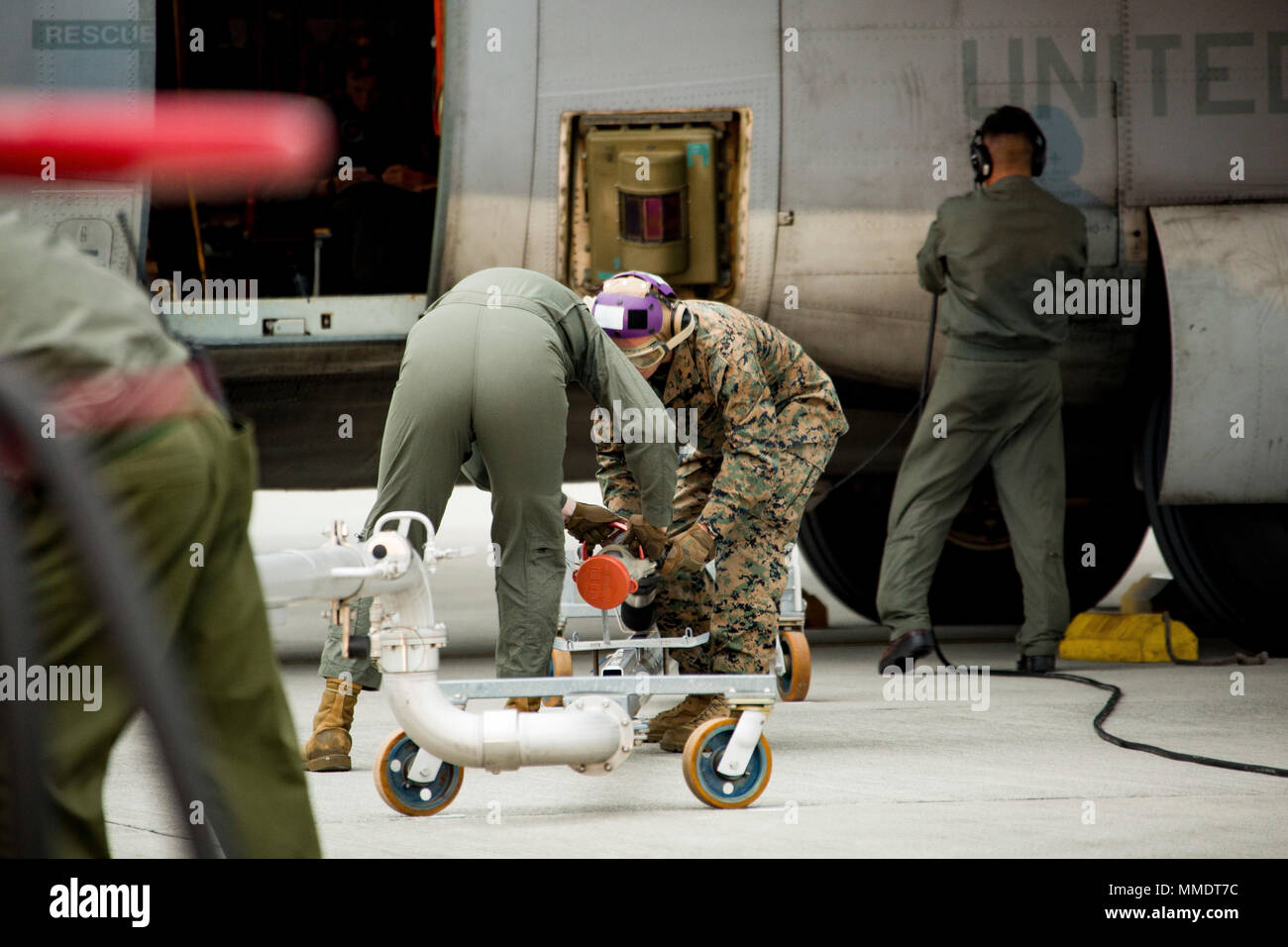 KC-130J Hercules ist ein viermotoriges Turboprop-Luftbetankungs- und Transportflugzeug des United States Marine Corps. Das Archivbild dokumentiert die Betankungsvorgänge von VMGR-152 mit dem Aircraft Direct Fueling System auf der Marine Corps Air Station Iwakuni, Japan, am 19. Oktober 2017. Stockfoto