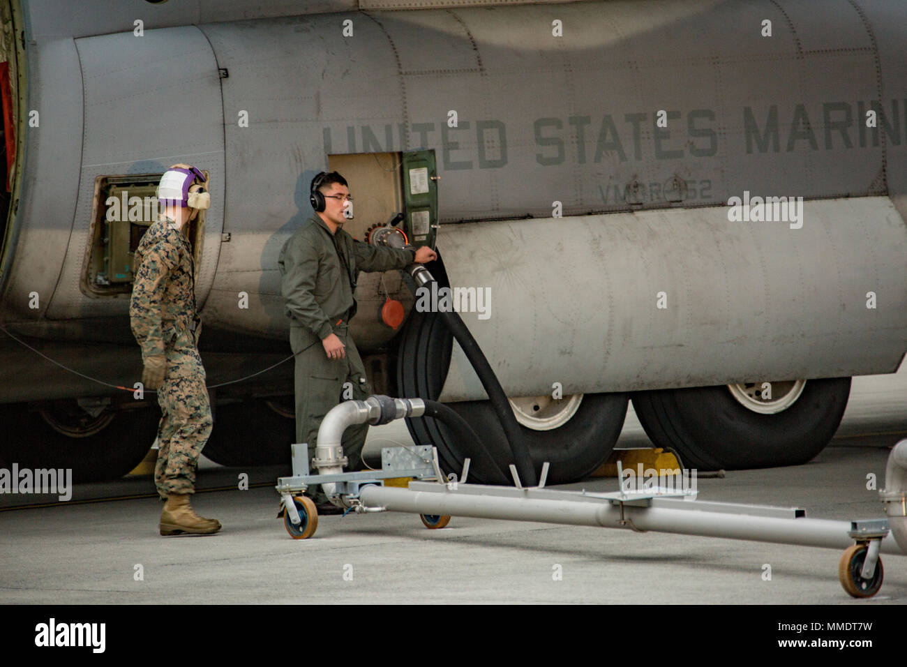 KC-130J Hercules ist ein viermotoriges Turboprop-Flugzeug, das vom United States Marine Corps für Luftbetankung und Transportmissionen eingesetzt wird. Das Archivbild dokumentiert Betankungsvorgänge mit dem Aircraft Direct Fueling System auf der Marine Corps Air Station Iwakuni, Japan, am 19. Oktober 2017. Stockfoto