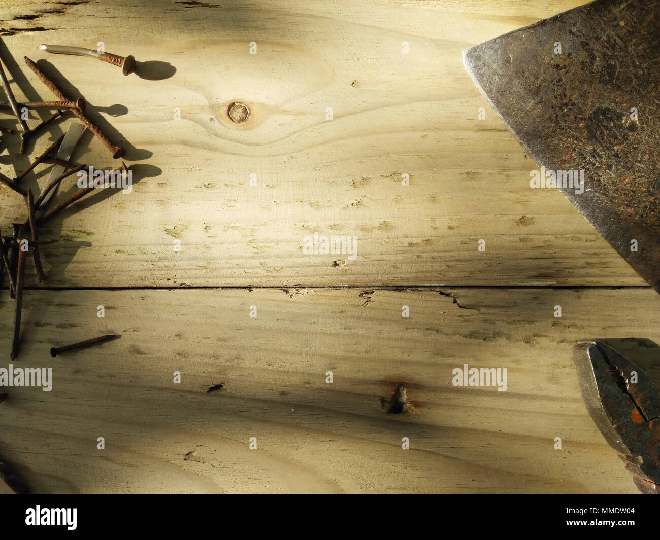 Die Schreiner Tools eingestellt. Echte Arbeit Hintergrund. Zangen, alte rostige Nägel und Ax Stockfoto