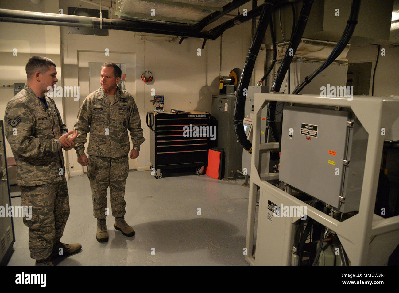 Generalstabschef der Luftwaffe, General David L. Goldfein und Staff Sgt. Geoff Hamilton, 10 Raketen Squadron Facility Manager, Tour eine Rakete Alert Service Oktober 20, 2017, in der Rakete Komplex der Malmstrom Air Force Base, Mont entfernt Dies ist das erste Mal Goldfein Malmstrom, seit er Generalstabschef der Luftwaffe besucht hat. (U.S. Air Force Foto/Flieger 1. Klasse Daniel Brosam) Stockfoto