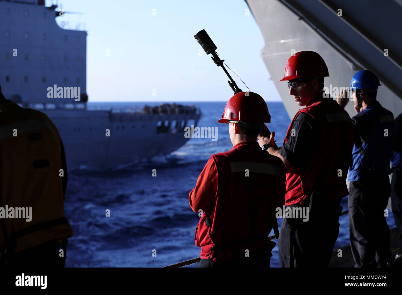 171021-N-XM 904-0070 ATLANTIK (Okt. 2010) 21, 2017) von Gunner Mate Seemann Austin Sanftmütigen steht mit M14 zu Feuer über einen Schuß Linie als usns John Lenthall (T-AO-189) zieht neben für eine im Gange Auffüllung im Hangar Bay an Bord der Nimitz-Klasse Flugzeugträger USS Abraham Lincoln (CVN 72). Abraham Lincoln ist im Gange, die Träger von Qualifikationen und der Ausbildung. (U.S. Marine Foto von Mass Communication Specialist 3. Klasse Kyler Sam/Freigegeben) Stockfoto