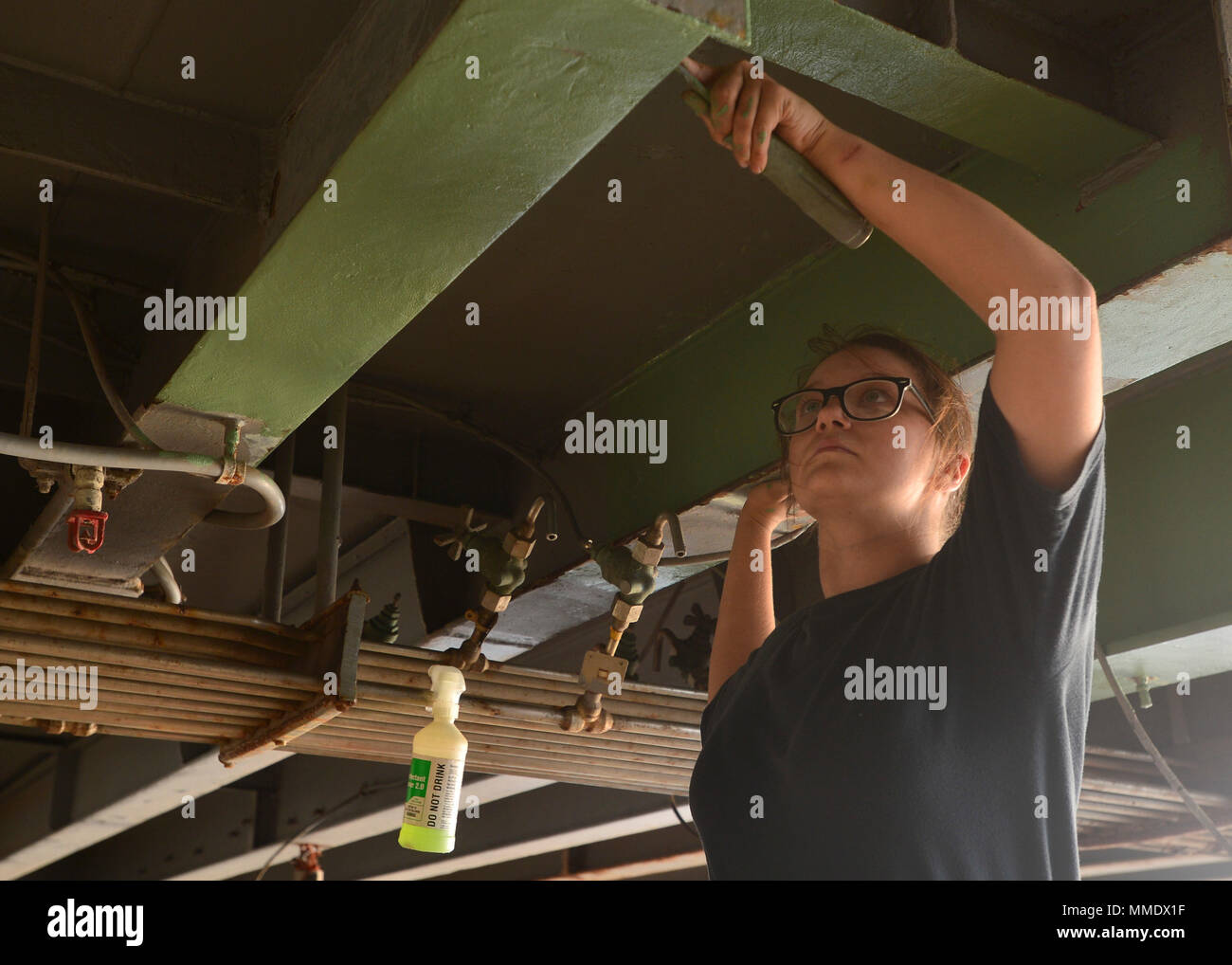 ARABIAN GULF (Okt. 2010) 21, 2017) U.S. Navy Seaman Stasha N. Garrett, von Kilgore, Texas, Primes einen Overhead an Bord der Flugzeugträger USS Nimitz (CVN 68), Oktober 21, 2017, die in den Persischen Golf. Der Nimitz ist in den USA der 5. Flotte Bereich der Operationen zur Unterstützung der Operation inhärenten Lösung bereitgestellt. Während in dieser Region, das Schiff und Streik Gruppe leiten Maritime Security Operations Verbündeten und Partnern zu beruhigen, die Freiheit der Schifffahrt zu bewahren und den freien Fluss des Handels halten. (U.S. Marine Foto von Mass Communication Specialist Seaman David Claypool) Stockfoto