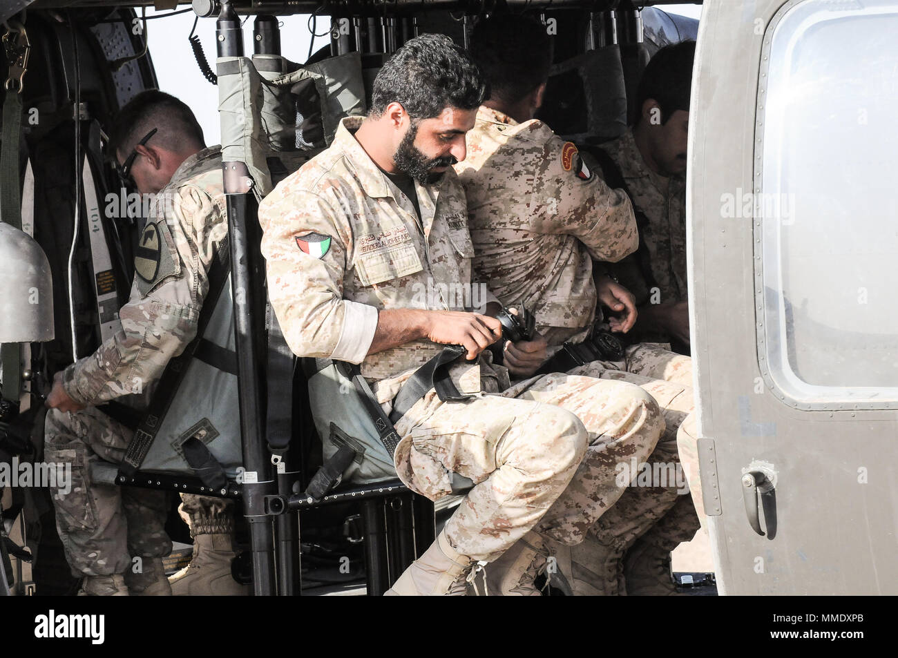 UDARI, Kuwait - sowohl in den USA als und kuwaitische Kräfte erfahren Sie, wie Sie sich richtig in der UH-60M Black Hawk Last während der kalten Last Training mit 1-147 Assault Helicopter Bataillon, Task Force Wraith, 29 Combat Aviation Brigade, in Vorbereitung auf die Übung Wüste Wand in Urdari, Kuwait, der 4. Oktober 2017. Wüste Wand bestand aus Luft- und bodenoffensive Ausbildung und getestet, um die Interoperabilität der Kuwait Soldaten mit ihren US-amerikanischen Pendants. (Foto von der U.S. Army Staff Sgt. Isolda Reyes) Stockfoto