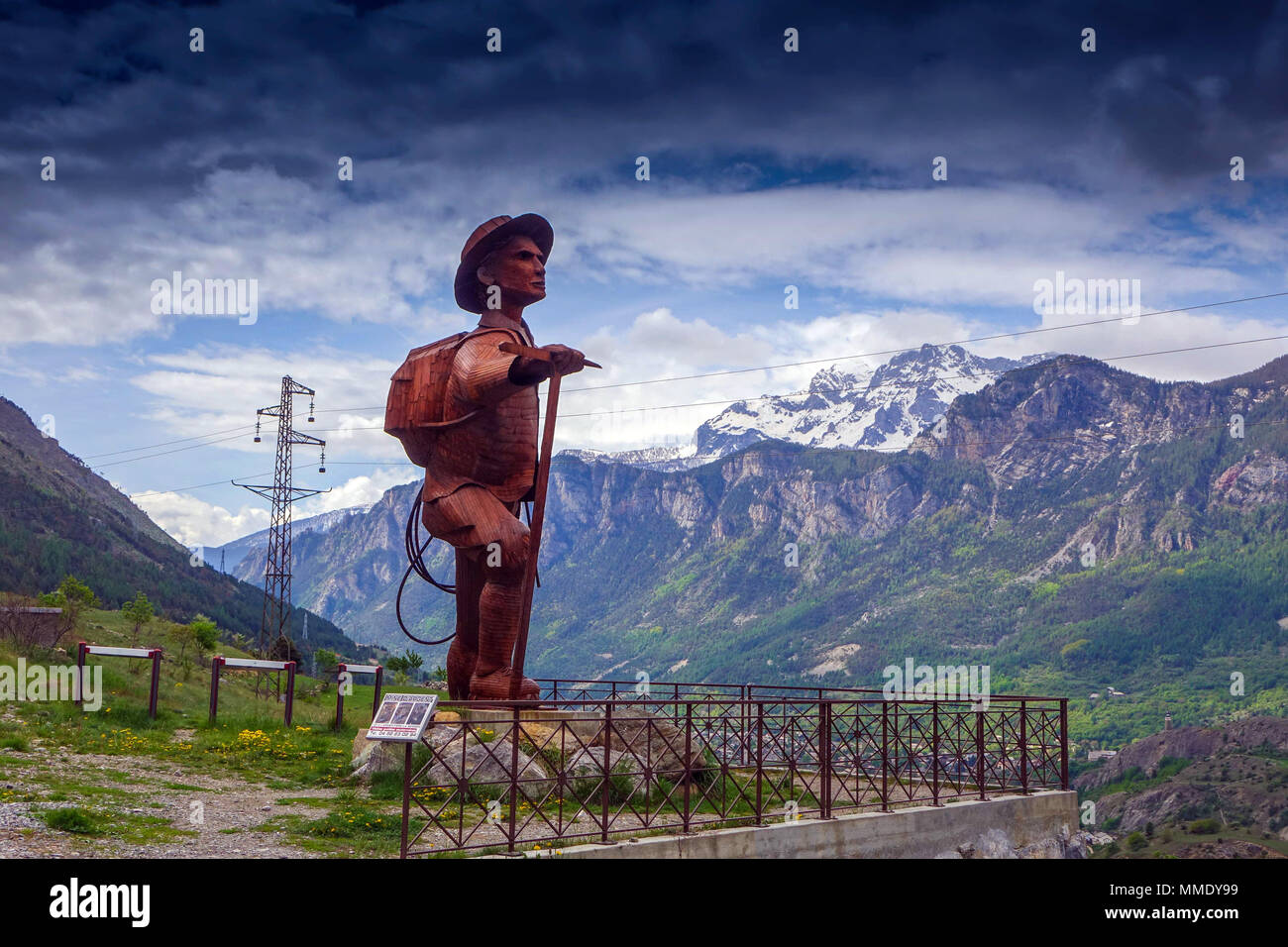 Bügeleisen Statue von Edward Whymper, britische Bergsteiger, des Künstlers Christian Burger, auf der Suche nach Berg Pelvoux Stockfoto