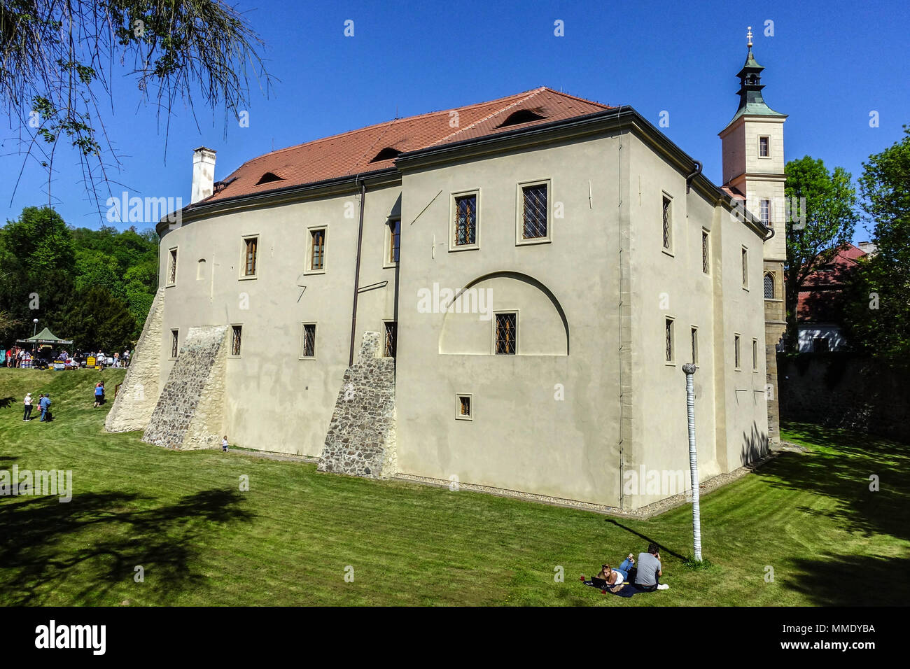 Roztoky Schloss, eine ehemalige Wasserburg, in der Nähe von Prag, Tschechische Republik Stockfoto