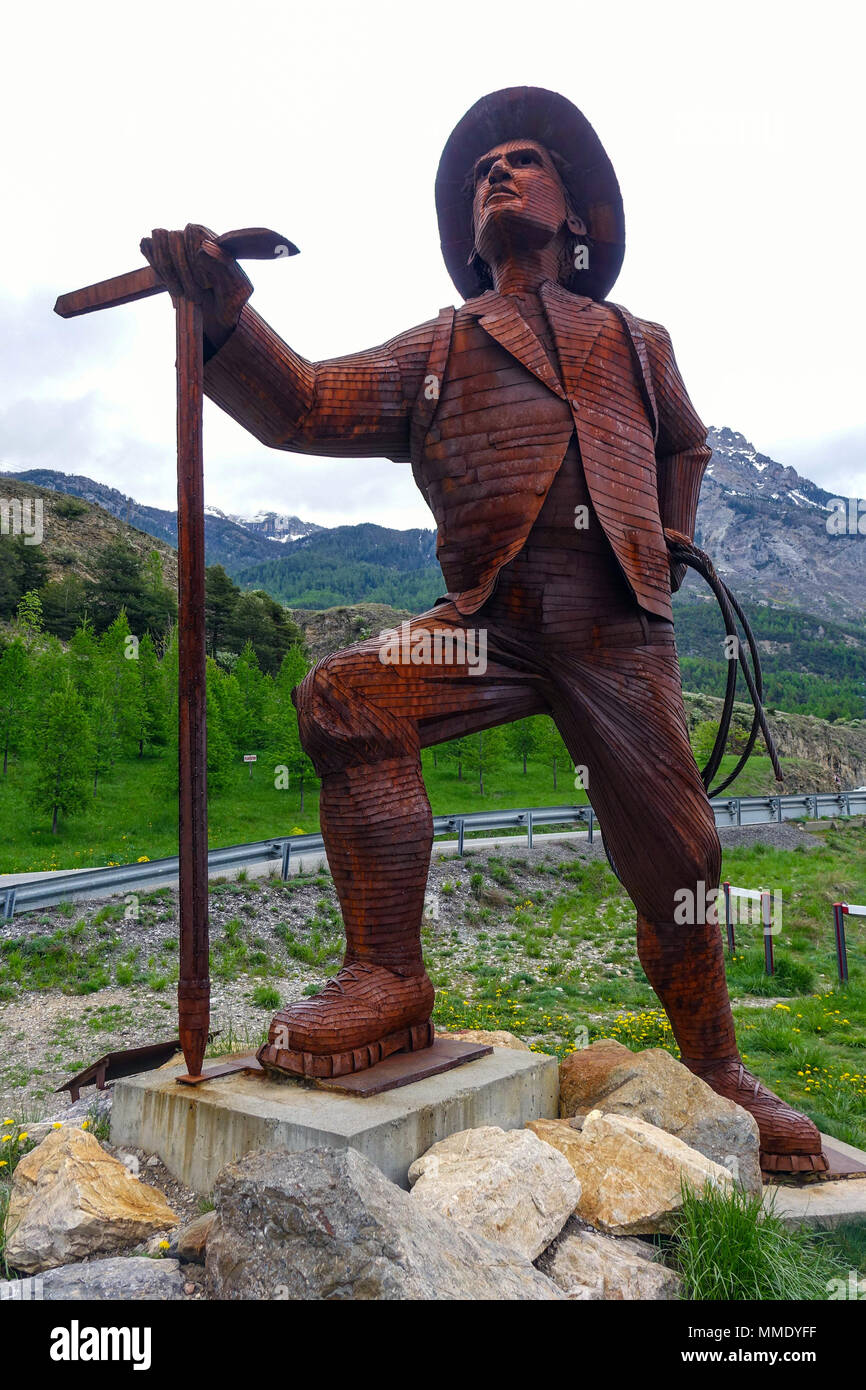 Bügeleisen Statue von Edward Whymper, britische Bergsteiger, des Künstlers Christian Burger, auf der Suche nach Berg Pelvoux Stockfoto