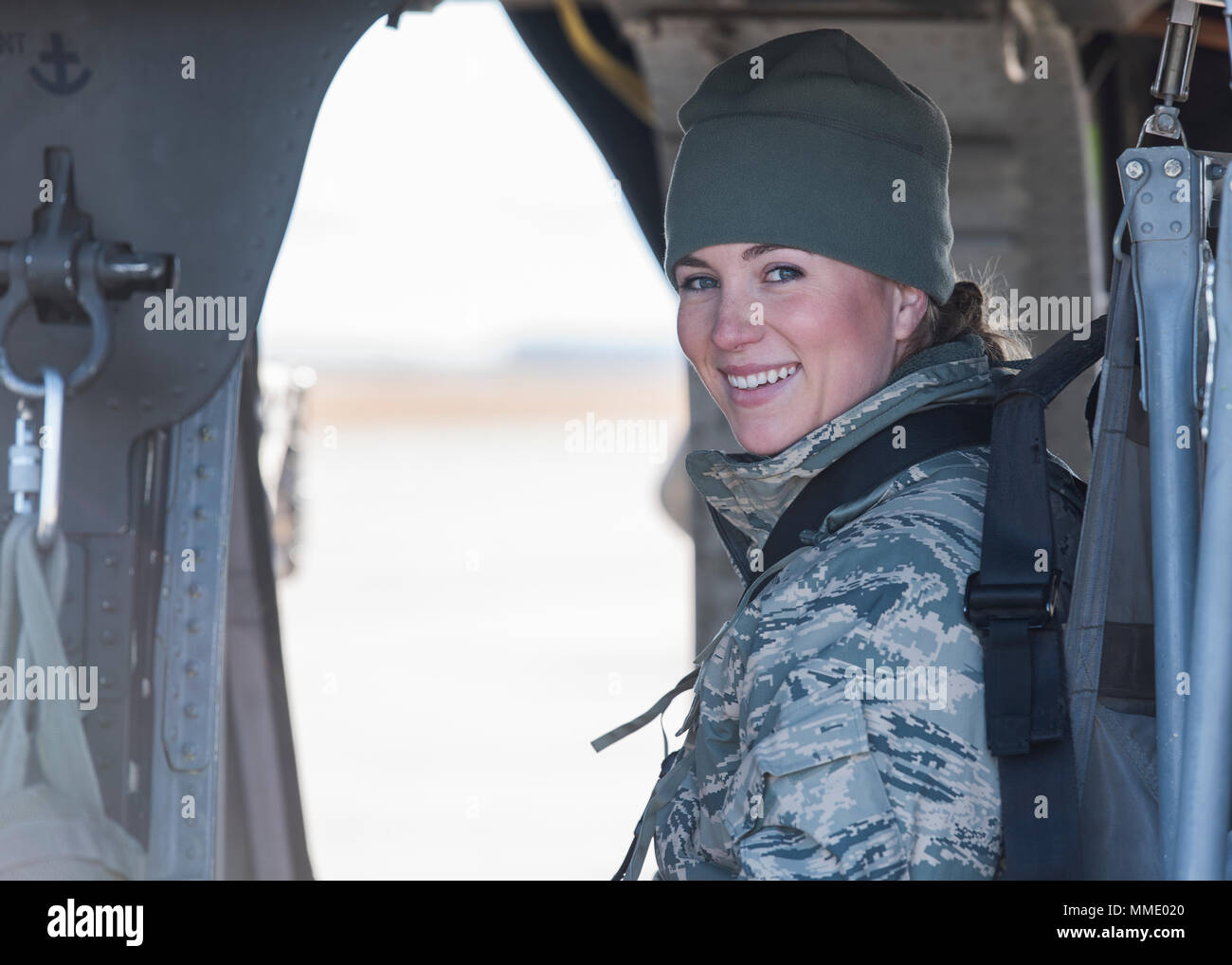 Airman 1st Class Mercedee Schwartz, ein fotojournalist mit dem 124 Jagdgeschwader Public Affairs Office bereitet sich für einen Flug mit einer UH-60 Hubschrauber. Der Flug war Teil des kombinierten Waffen Demonstration der Gowen Donner open house und Airshow, die Vitrinen die Fähigkeiten der UH-60 Hubschrauber, der A-10 Thunderbolt II und die F-15E Strike Eagle im Konzert der Soldaten vor Ort zu unterstützen. (U.S. Air National Guard Foto von Tech. Sgt. John Winn) Stockfoto
