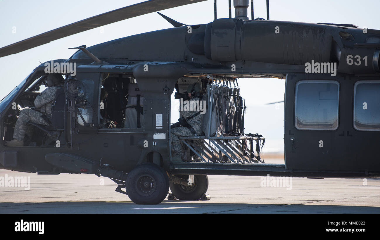 Airman 1st Class Mercedee Schwartz, ein fotojournalist mit dem 124 Jagdgeschwader Public Affairs Office bereitet sich für einen Flug mit einer UH-60 Hubschrauber. Der Flug war Teil des kombinierten Waffen Demonstration der Gowen Donner open house und Airshow, die Vitrinen die Fähigkeiten der UH-60 Hubschrauber, der A-10 Thunderbolt II und die F-15E Strike Eagle im Konzert der Soldaten vor Ort zu unterstützen. (U.S. Air National Guard Foto von Tech. Sgt. John Winn) Stockfoto