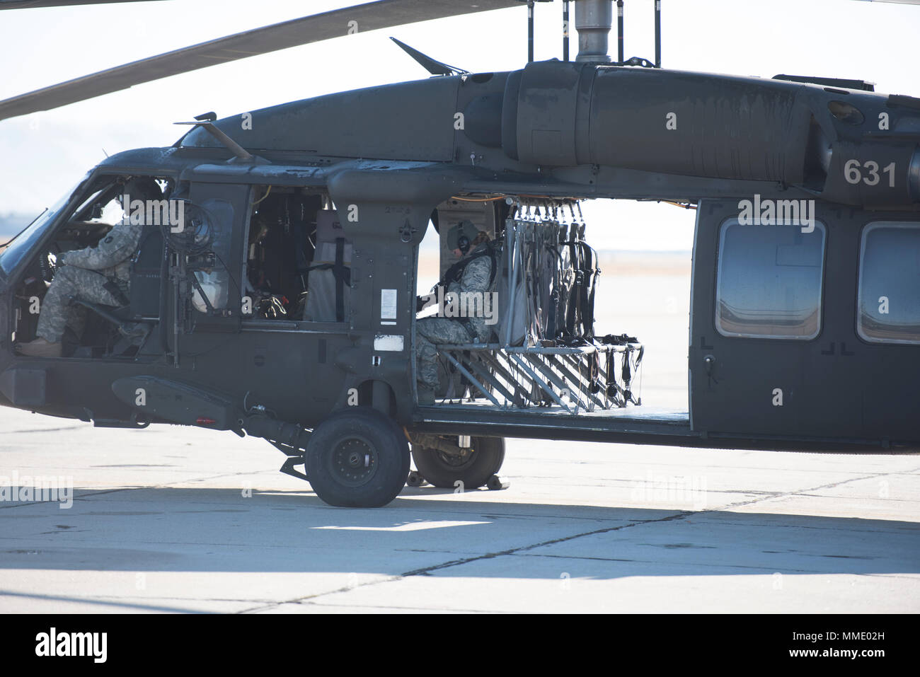 Airman 1st Class Mercedee Schwartz, ein fotojournalist mit dem 124 Jagdgeschwader Public Affairs Office bereitet sich für einen Flug mit einer UH-60 Hubschrauber. Der Flug war Teil des kombinierten Waffen Demonstration der Gowen Donner open house und Airshow, die Vitrinen die Fähigkeiten der UH-60 Hubschrauber, der A-10 Thunderbolt II und die F-15E Strike Eagle im Konzert der Soldaten vor Ort zu unterstützen. (U.S. Air National Guard Foto von Tech. Sgt. John Winn) Stockfoto