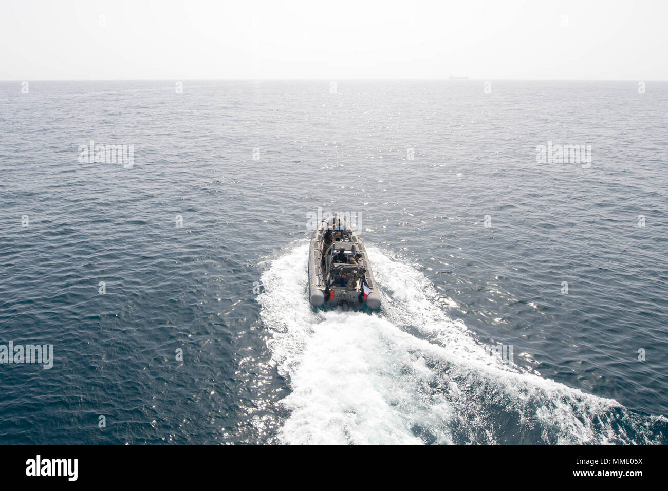 171020-N-von 095-0041 Golf von Oman (Okt. 2010) 20, 2017) Segler Verhalten ein Passagier an Bord Transfer eine starre - Farbton Schlauchboot in den geführten zugeordnet Anti-raketen-Zerstörer USS Shoup (DDG86). Shoup beteiligt sich an der trilateralen Intrepid Sentinel Übung mit der Französischen Marine Cassard-Klasse anti-Zerstörer FS Jean Bart (D615) und Royal Navy Fregatte HMS Monmouth (F 235). Die Übung ist so konzipiert, dass Krieg kämpfen die Bereitschaft und die Interoperabilität zwischen Verbündeten und Partnern zu verbessern. (U.S. Marine Foto von Mass Communication Specialist 3. Klasse Maria I. Alvarez/Freigegeben) Stockfoto