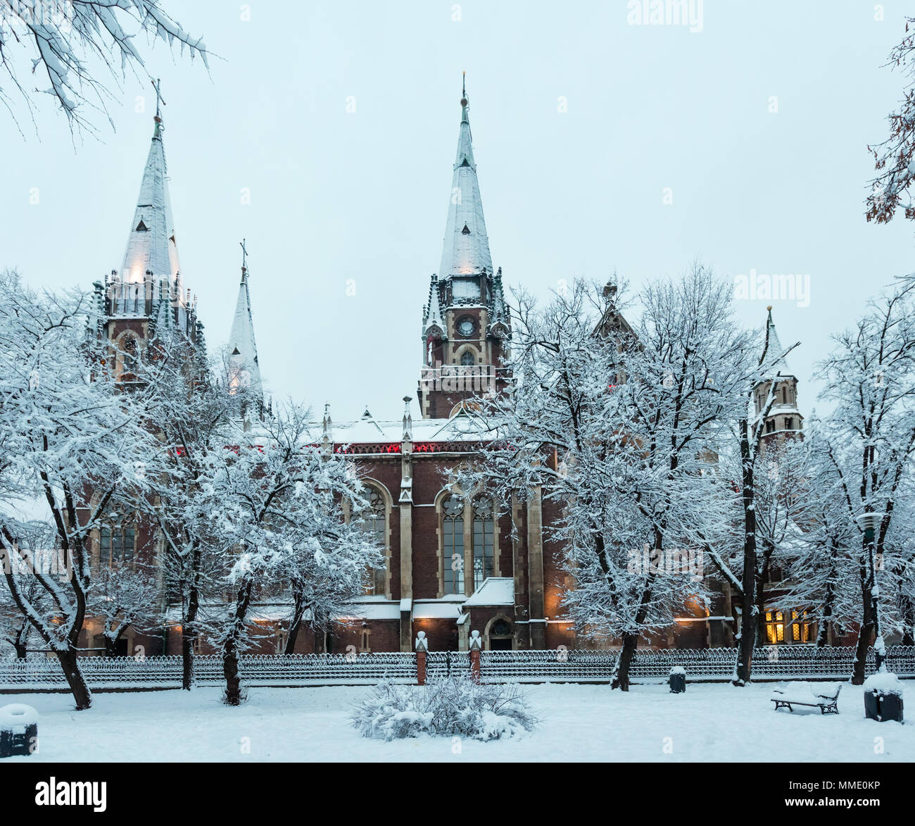 Schöne beleuchtete am frühen Morgen winter Kirche St. Olha und Elizabeth in Lemberg, Ukraine. In den Jahren 1903-1911 gebaut. Stockfoto