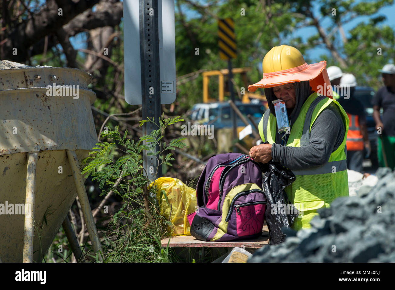 Laura Dedit, Bauarbeiter, von der Del Valle Group, S. S. beschäftigt, eine Auszeit nimmt, während nach der Reparatur einer Brücke, während Hurrikan Maria in Toa Baja, Puerto Rico, Okt. 24, 2017 beschädigt wurde. (U.S. Air Force Foto von Airman 1st Class Nicholas Dutton) Stockfoto