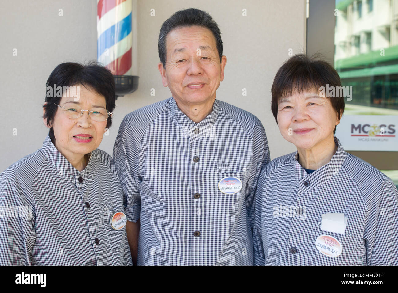 Chieko Murakami, Links, Hisato Murakami, Mitte und Tomie Shigemura, Friseure in der Marine Corps Air Station Iwakuni, Japan arbeiten, posieren vor dem Torii Kiefern Friseur an der Air Station, Okt. 25, 2017. Sie sind derzeit drei der Ältesten beschäftigt japanische Arbeiter an der Basis. Shigemura begann im Jahre 1970, und Hisato und seine Frau, Chieko, schlossen sich ihr ein Jahr später. Nach fast einem halben Jahrhundert, diese Friseure haben ihre Scherer durch die Haare der unzähligen Marines Pfiff. Vom Hund Tage der Vietnam Krieg zu dem laufenden Krieg gegen den Terror haben Sie Summte ihren Weg durch die Zeit bei WAB Iw Stockfoto