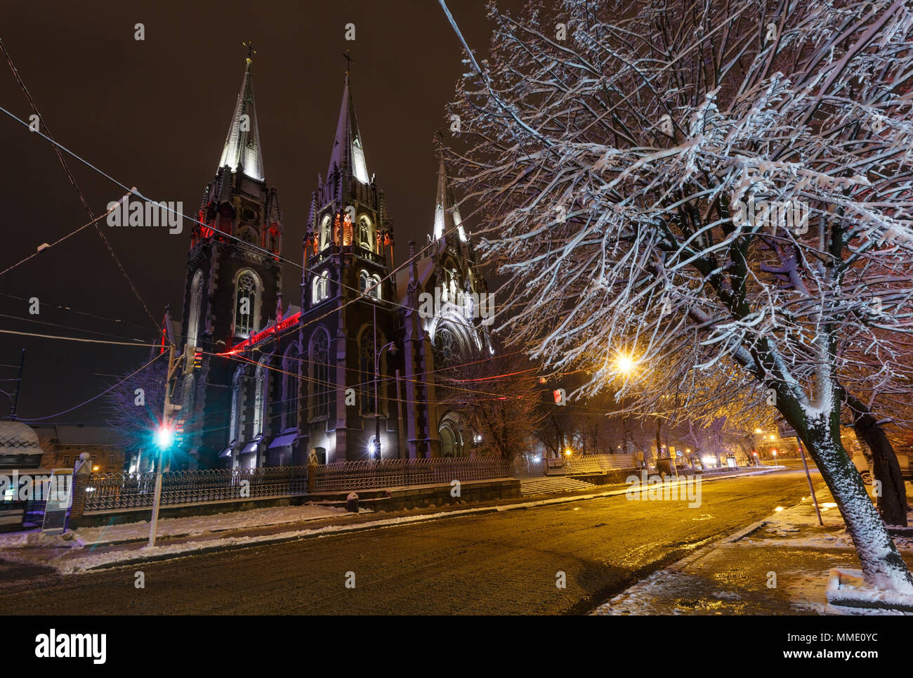 Schöne nachts beleuchtete winter Kirche St. Olha und Elizabeth in Lemberg, Ukraine. In den Jahren 1903-1911 gebaut. Stockfoto