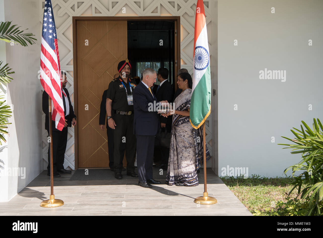 Verteidigungsminister Jim Mattis trifft sich mit den indischen Verteidigungsminister Nirmala Sitharaman in der Clark, Philippinen am Okt. 25, 2017. Mattis ist Treffen mit vielen Verbündeten und Partner aus der Region während die ASEAN-Tagung Sicherheit Herausforderungen und gemeinsame Interessen zu diskutieren. (DoD Foto von Armee Sgt. Amber I. Smith) Stockfoto