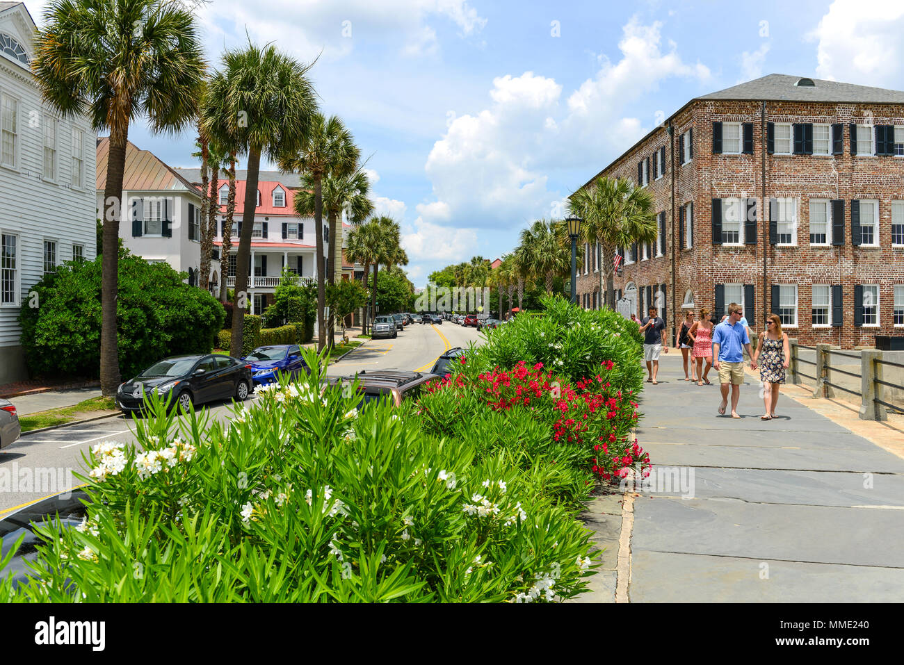Charleston SC - Die historische und malerische East Bay Street, am Flussufer von Cooper River, ist eine der beliebtesten Sehenswürdigkeiten in der Innenstadt. Stockfoto