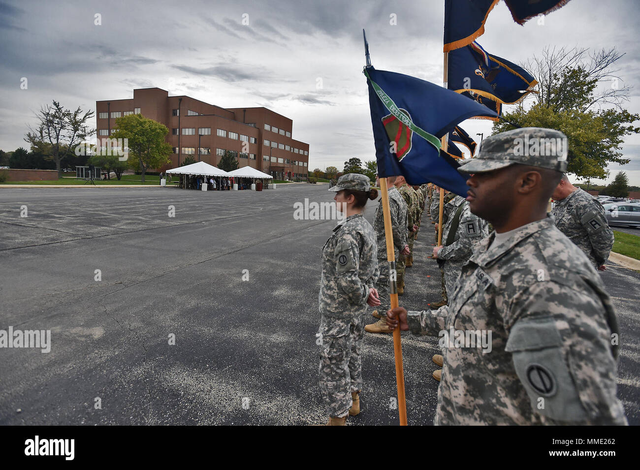 Der 85 Support Command's Training Support und logistische Unterstützung Bataillone und Feuerwehr unterstützen Elemente stehen in der Ausbildung vor der Annahme des Befehls Zeremonie am 85. Unterstützt den Befehl Hauptsitz in Arlington Heights, Illinois, 21. Oktober 2017 statt. Armee finden Brig. Gen. Kris A. Belanger, Kommandierender General, 85 SPT CMD, das Kommando während der Zeremonie. Die 56 verschiedenen Organisationen strukturell Bericht sowohl der 85 SPT CMD ein Reserve-Befehl Komponente, und erste Armee, eine Aktive Komponente Befehl. Die 56 Organisationen sind auf die Generierung von Bekämpfung bereit, Einheiten und So konzentriert Stockfoto