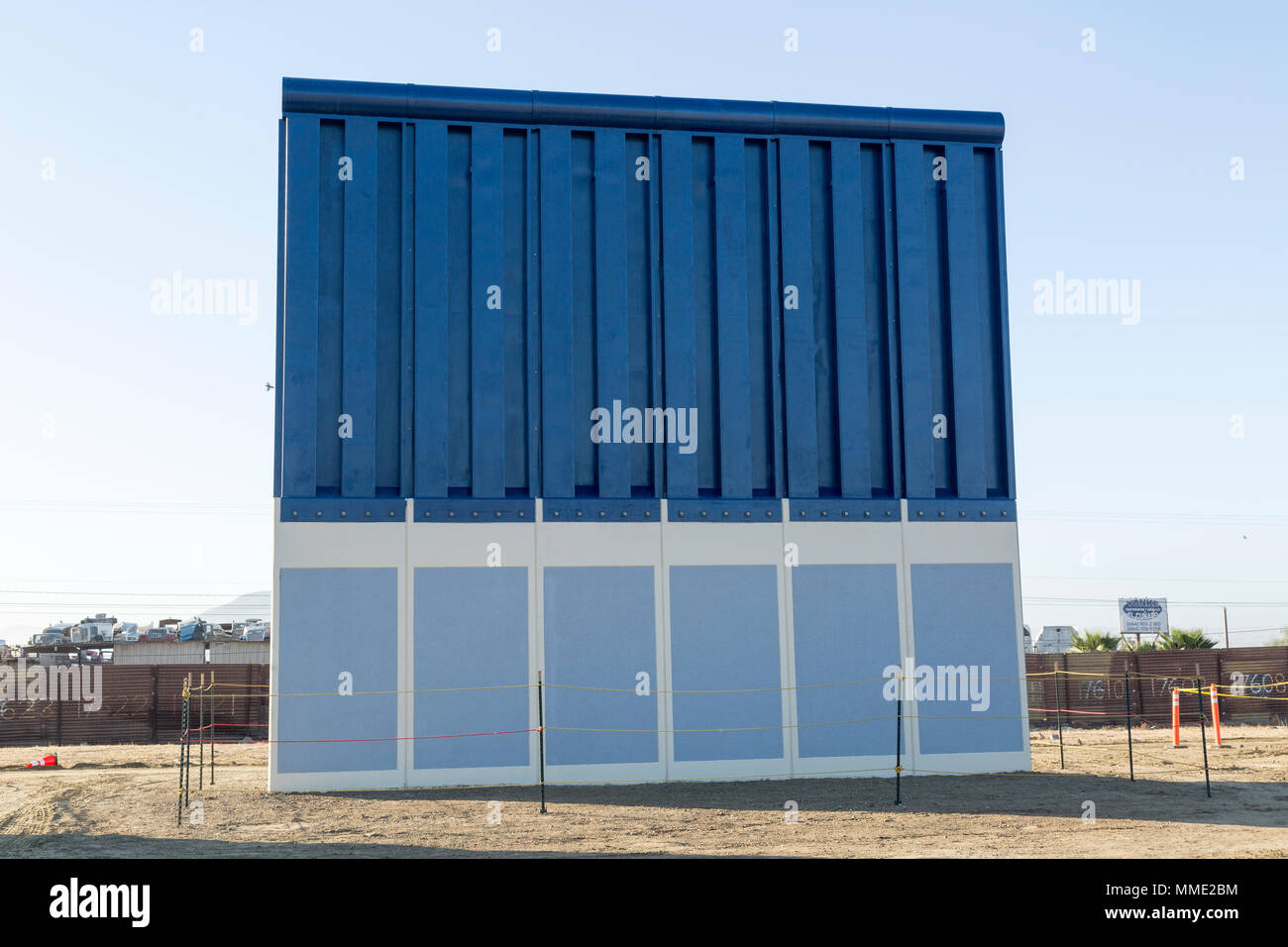 Im Blick auf verschiedene Grenzmauer Prototypen, wie sie der Form während der Wand Prototypenbau Projekt in der Nähe der Otay Mesa Einfuhrhafen. Foto von: Mani Albrecht Stockfoto