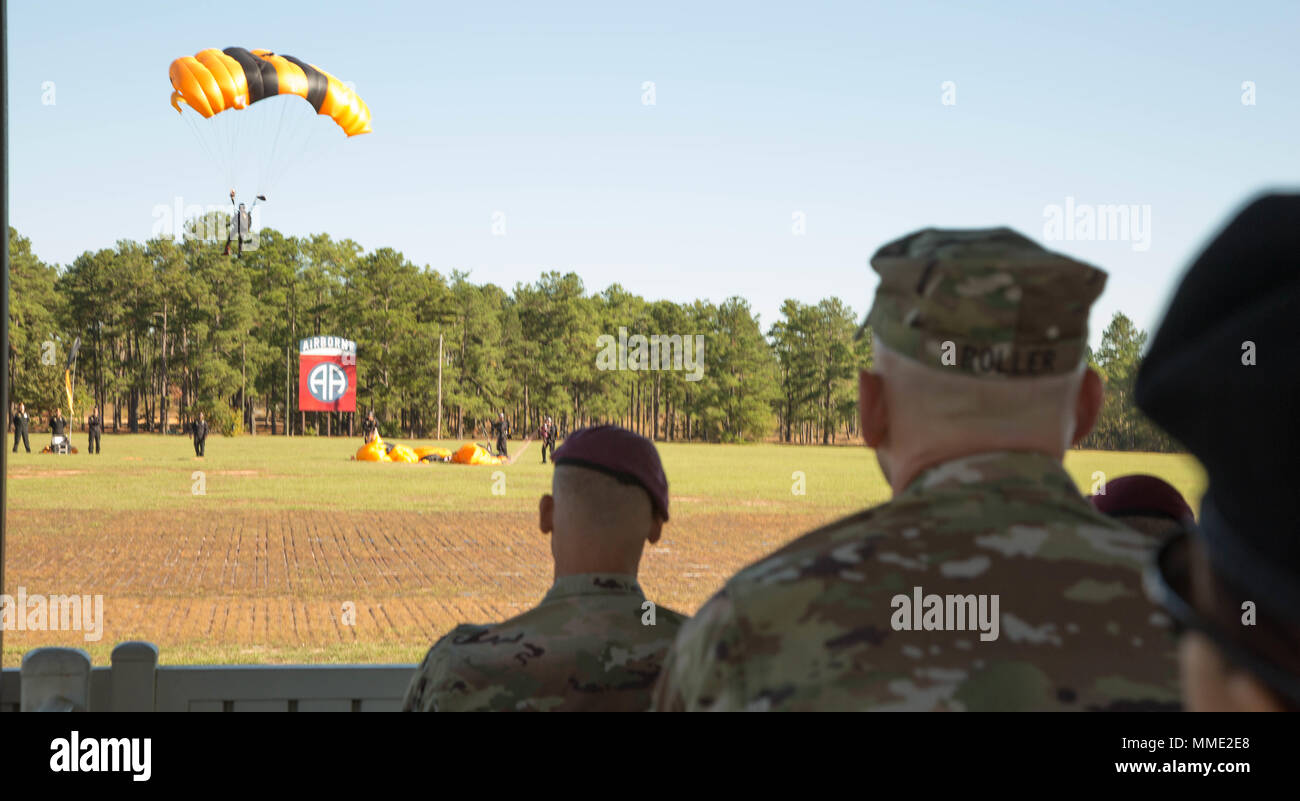 U.S. Army parachute Team, goldenen Ritter, führen einen Sprung auf Hecht Feld in Fort Bragg, NC, 25. Oktober 2017. Die goldenen Ritter sind einer von nur drei Departements für Verteidigung - sanktionierte Antenne demonstration Mannschaften, zusammen mit der US Navy Blue Angels und die US Air Force Thunderbirds. Stockfoto