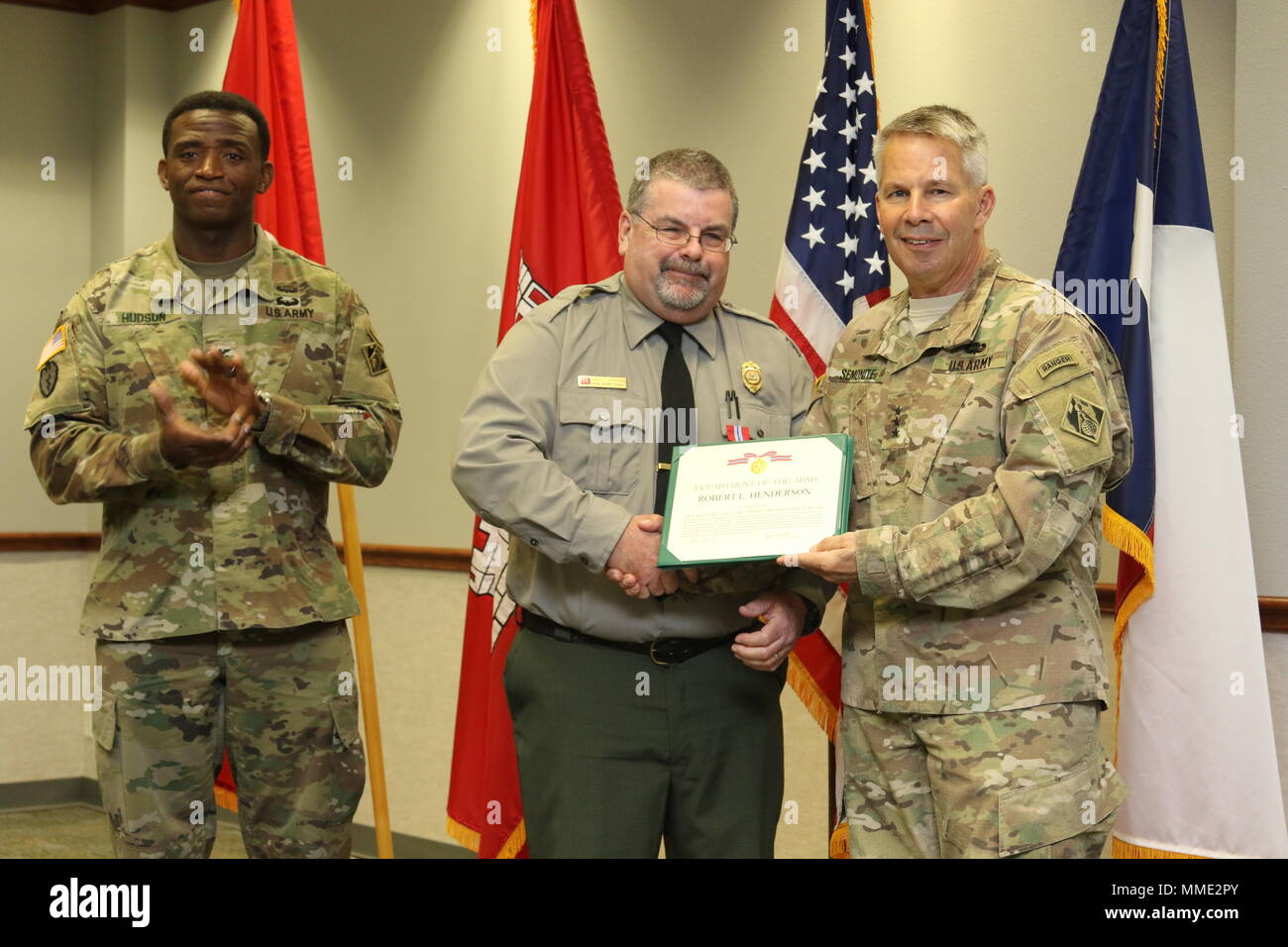 Natürliche Ressourcen Spezialist Robert L. Henderson erhielt einen Sekretär der Armee Auszeichnung für Tapferkeit für das Stoppen eines bewaffneten Bedrohung und mögliche aktive Shooter von verletzen oder töten andere an den Piney Woods World Project Office in der Nähe von Lake O'die Kiefern, Texas am Dez. 29, 2016. Stockfoto