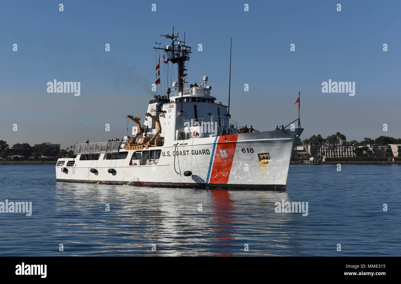 USCGC Active ist ein mittelschwerer Ausdauerschneider der US-Küstenwache, der für Seeverkehrsbehörden und Patrouillenmissionen verwendet wird. Das Schiff trifft am Tenth Avenue Marine Terminal in San Diego ein, um 2017 beschlagnahmtes Kokain aus den Interdictions im östlichen Pazifik zu entladen. Das Archivbild dokumentiert Drogeneinsätze im Hafen. Stockfoto