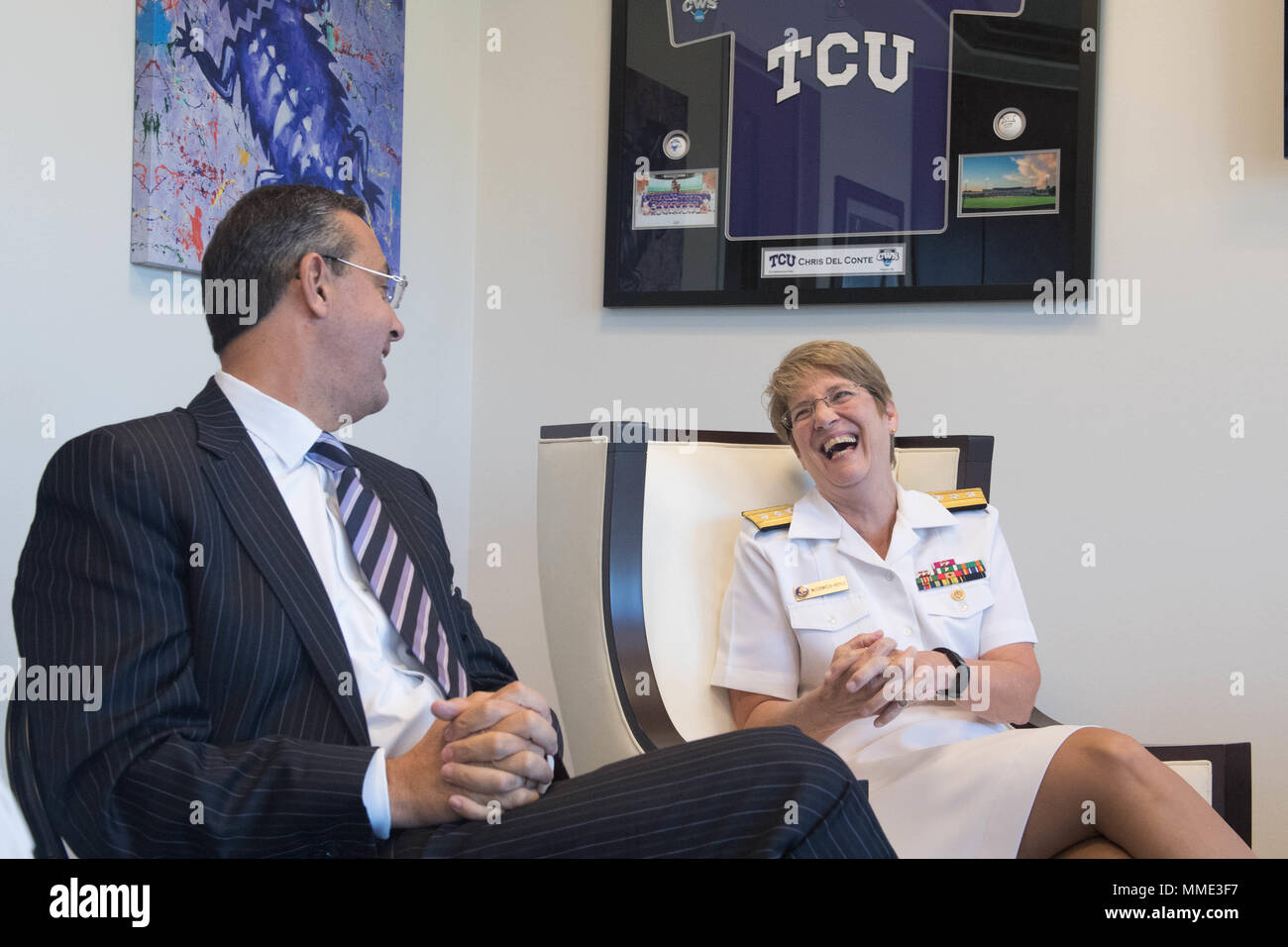 171024-N-FR 671-0084 FORT WORTH, Texas (23. 24, 2017) der hinteren Adm. Rebecca J.MC Cormick-Boyle, Commander, Marine Medizin Bildung und Ausbildung Befehl, spricht mit Chris Del Conte, athletischer Direktor der Texas Christian University, bei Ed und Rae Schollmaier Arena während Fort Worth Marine Woche. Mc Cormick-Boyle und Conte erörtert eine Vielzahl von Themen einschließlich Schüler-athleten Wohlbefinden und Sportmedizin. Marine Woche Programme dienen als wichtigste übertreffen Bemühung in Gebieten des Landes ohne eine bedeutende Marine Präsenz, die Amerikaner verstehen, dass ihre Marine auf der ganzen Welt bereitgestellt wird, Stockfoto