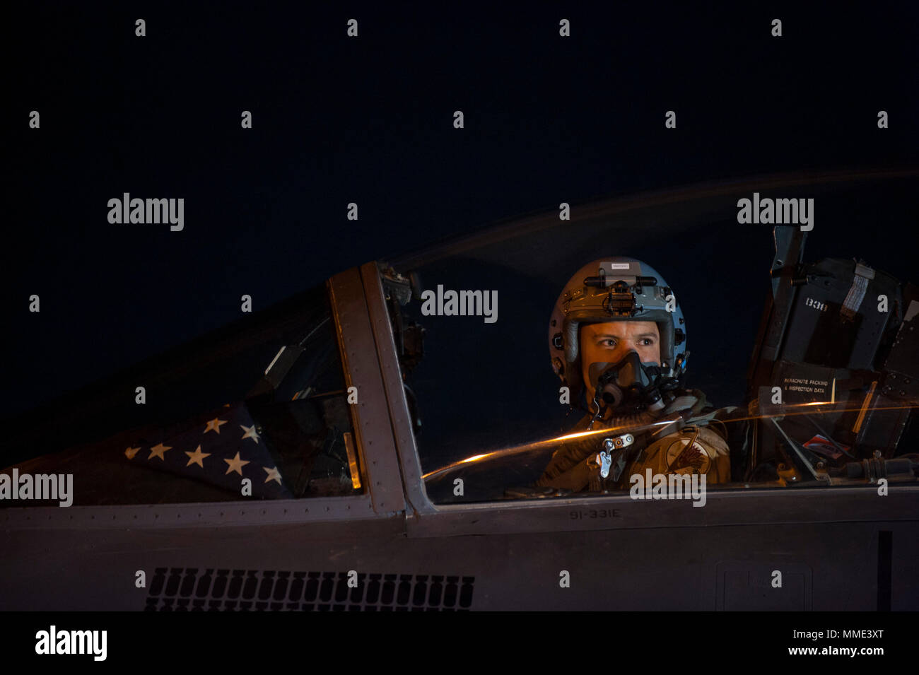 Ein Pilot der Expeditionary 492nd Fighter Squadron zugeordnet bereitet seine F-15 E Strike Eagle für einen frühen Abflug am 4. Oktober 2017, an einem geheimen Ort im Südwesten Asien. Während ihrer Zeit in der Region, die 492Nd EFS durchgeführt verheerenden Boden Angriffe auf islamische Kämpfer, Ausrüstung, und Wirtschaftsgüter, spielen eine entscheidende Rolle bei der fortschreitenden Verlust der Gruppe an Einfluss in der Region. Stockfoto