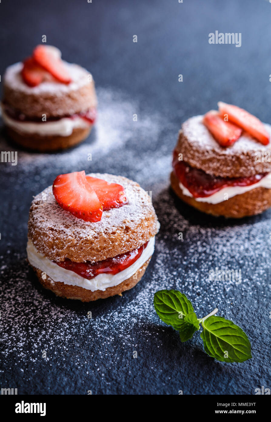 Traditionelle mini Victoria Schwamm Kuchen mit Sahne und Erdbeeren Stockfoto