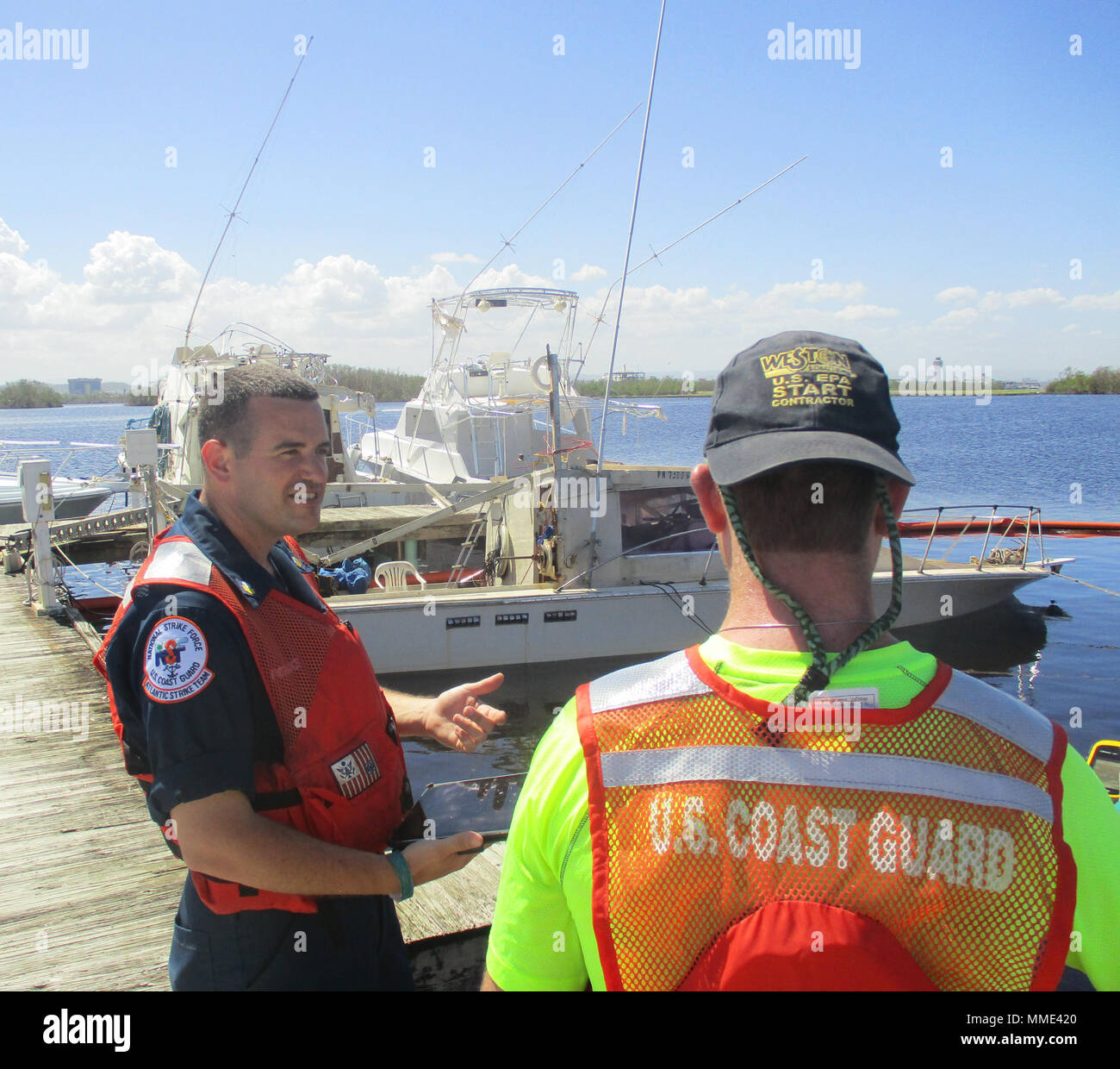 U.S. Coast Guard Petty Officer 1st Class Jason Pronovost und der EPA an potentielle Verschmutzung vom gesunkenen Boote durch den Hurrikan Maria in Culebra, Puerto Rico, Okt. 24, 2017 zu bewerten. Die Maria ESF-10 PR Unified Command, bestehend aus der Abteilung der natürlichen und ökologischen Ressourcen, der U.S. Coast Guard in Verbindung mit dem Puerto Rico Environmental Quality Control Board, Umweltschutz und der USA und Fish & Wildlife Service, reagiert auf Schiffe beschädigt werden, Vertriebene, in Wasser getaucht oder versunkenen. Das ESF 10 ist der Rahmen durch die Bundesregierung unterstützen i Stockfoto