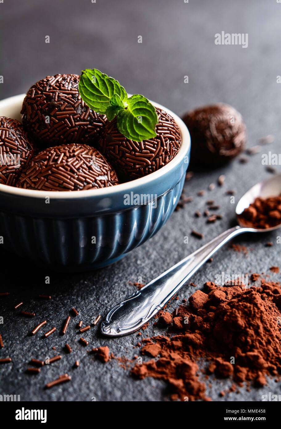 Brigadeiro - traditionelle brasilianische Delikatesse aus Kondensmilch, Kakao, Butter und Schokolade besprüht Stockfoto