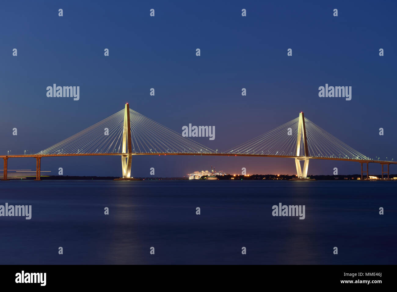 Arthur Ravenel Jr. Bridge - Nacht Arthur Ravenel Jr. Bridge, Charleston, South Carolina. Stockfoto